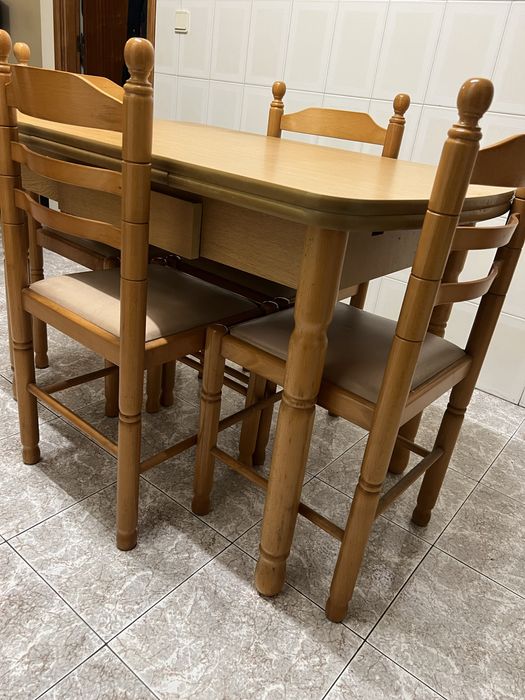 Mesa em madeira em ótimo estado