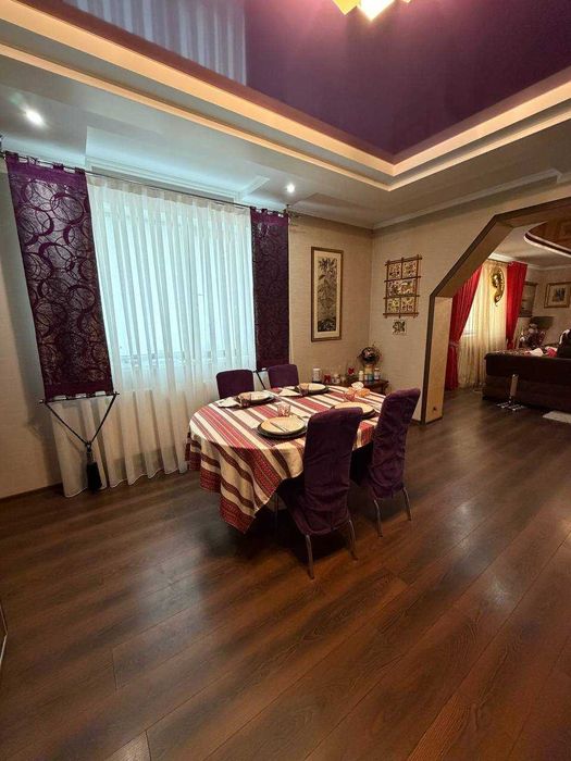 Просторий будинок із відпочинковим комплексом. Продаж