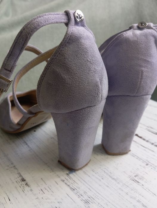 Lawendowe zamszowe buty damskie