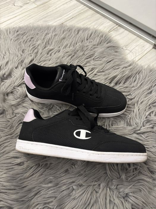 Stylowe buty Champion – czarne z liliowym akcentem 38