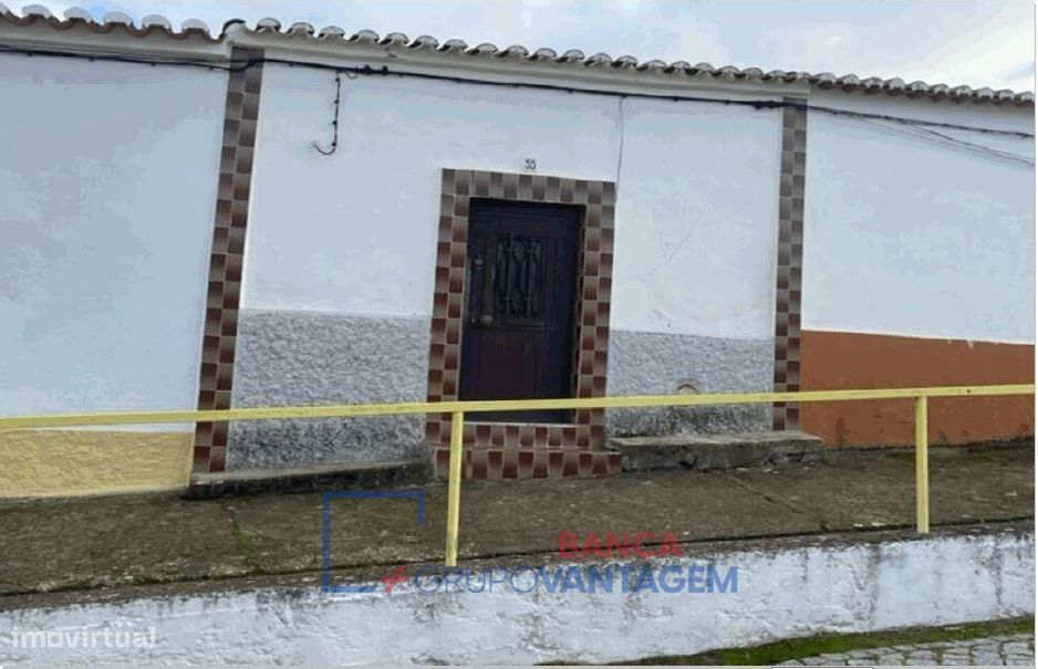 Moradia T2, de rés de chão, no centro de Sobral da Adiça