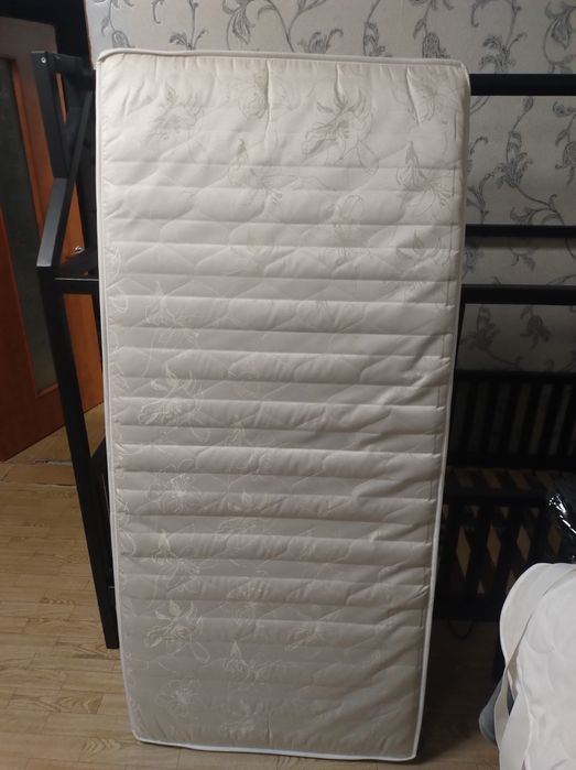 Продам: Детская кровать - домик.