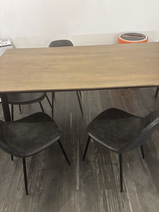 Mesa de madeira com pernas em metal 200x90 e quatro cadeira