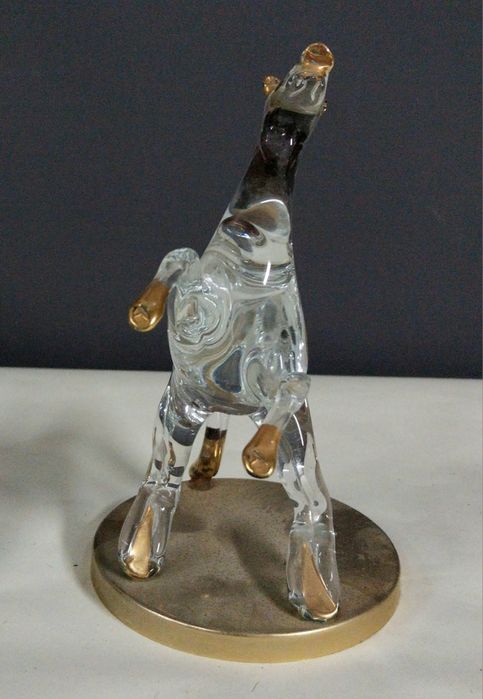 Cavalo com acabamentos em banho de ouro 24 k.