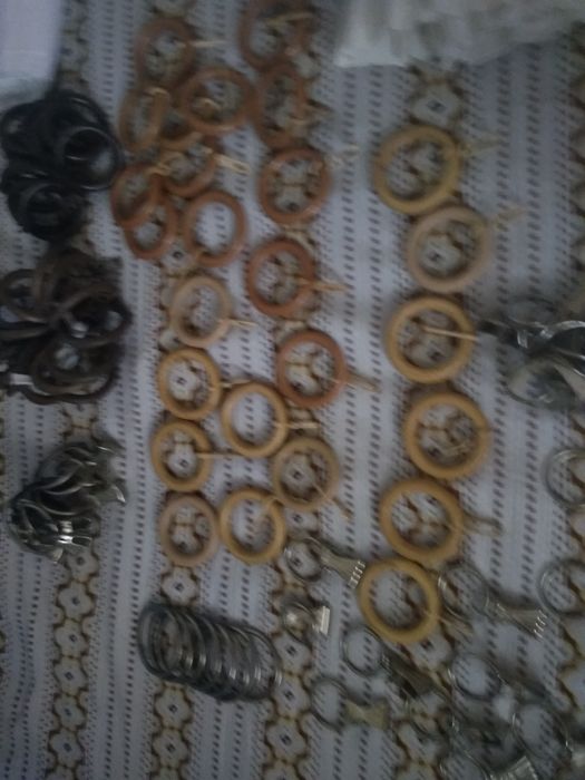 Продам  кольца с  прищепками на карнизы и тесьму на шторы