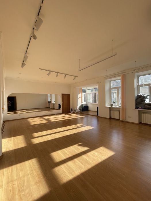 3 хв від метро Оренда світла студія зал погодинно центр йога танці