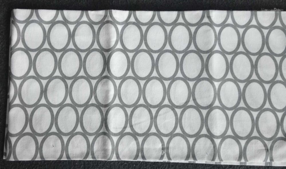 2 przycięte kupony materiału.