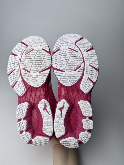 38р. Жіночі кросівки Mizuno Wave Shadow 3