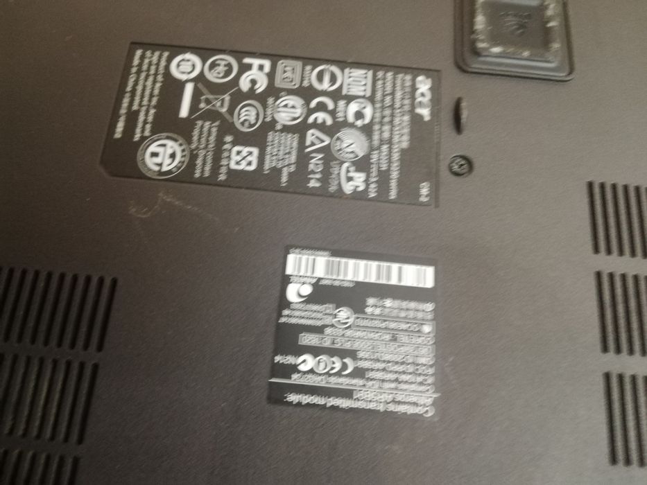 Portátil Acer com carregador a funcionar