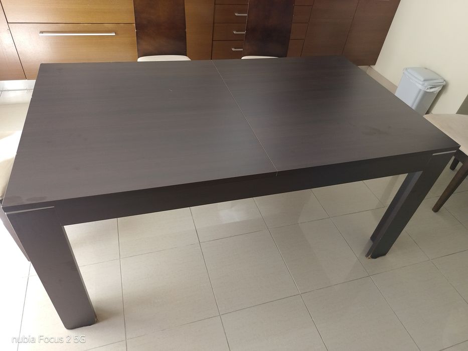 Mesa de refeicoes  extencivel com 6 cadeiras.