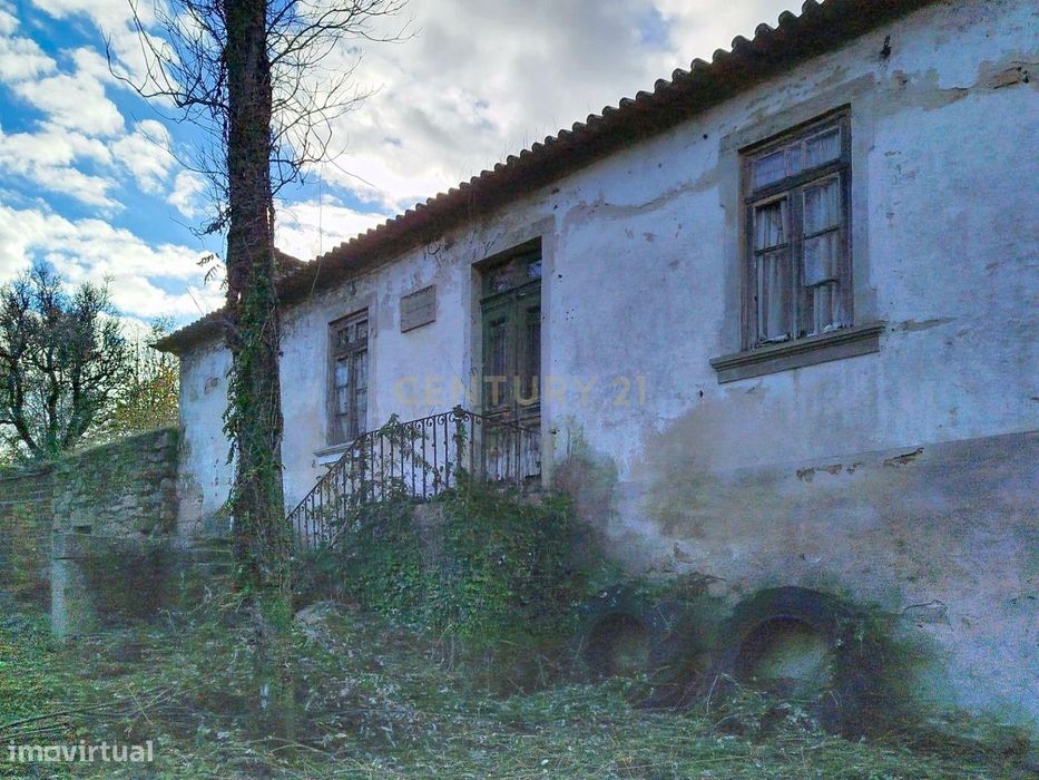 Ruina em Fontoura, Valença - Oportunidade Única!