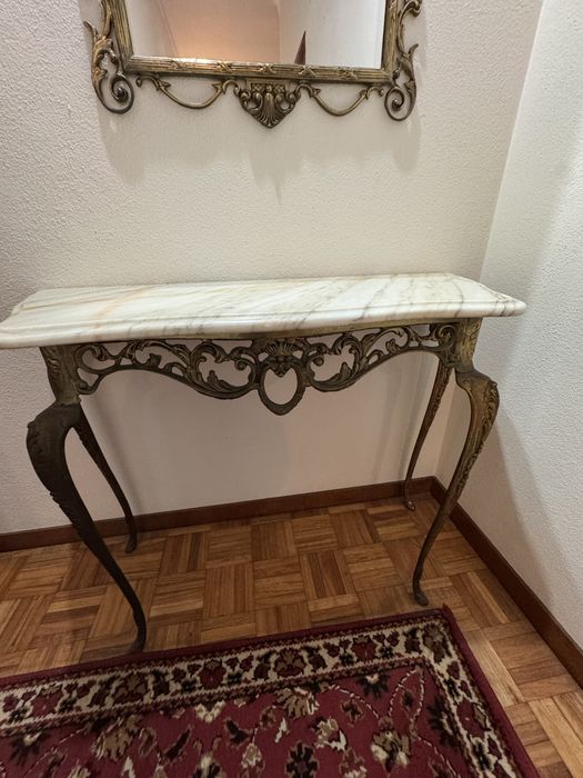 Mesa de apoio e espelho.