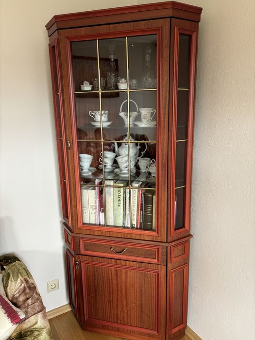 Witryna narożna podświetlana