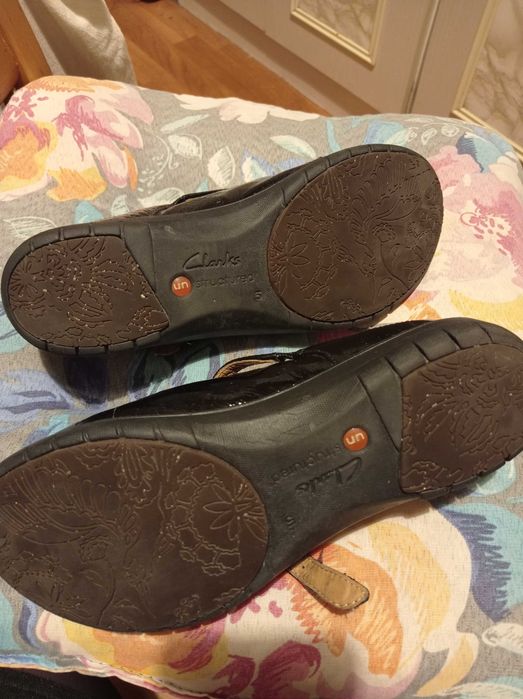 Idealne lakierki Clarks 38, wkł. 24,3.