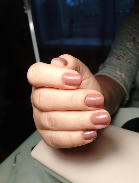 Манікюр та нарощування нігтів