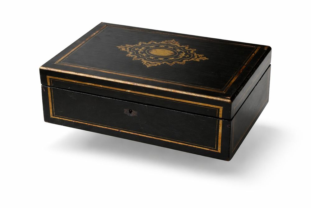 Antyczna szkatułka w stylu Boulle