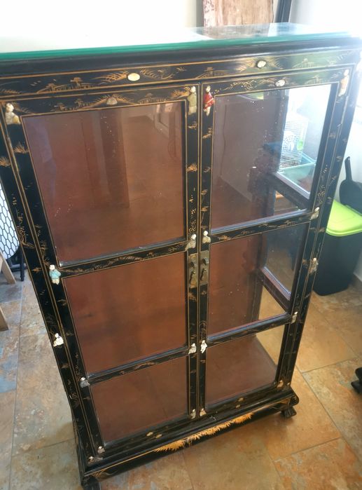 Vitrine em madeira e vidro estilo oriental