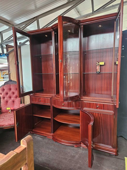 Excelente móvel em madeira maciça para sala ou escrit