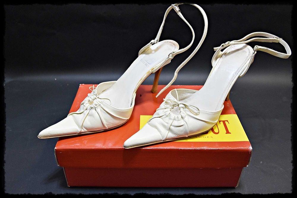 Białe, śliczne ślubne szpilki, z długim czubem, rozmiar 39