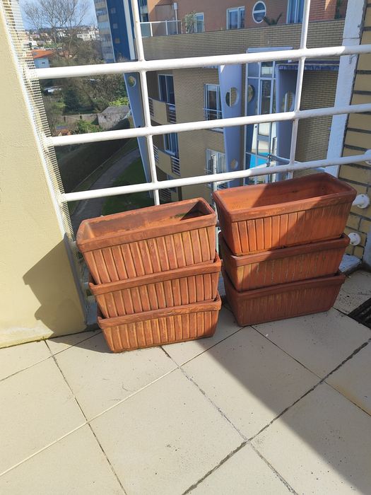 Lote de 27 vasos em barro