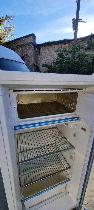 доставка простеньк й працюючий холодильник 130см висота з морозилкою в середині