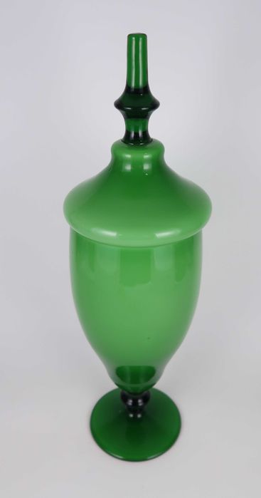 Bomboneira antiga em vidro Opalino