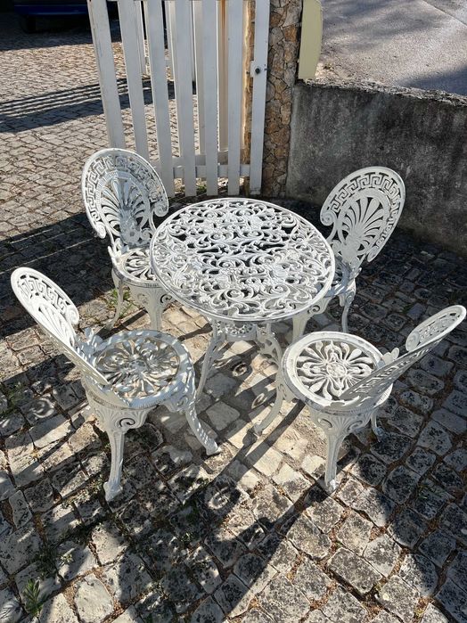 Mesa e Cadeiras em Ferro fundido com design  muito original