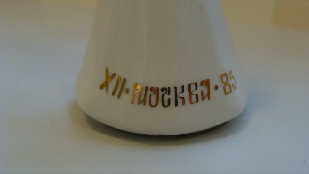 Фарфоровая статуэтка «Катюша» с голубем