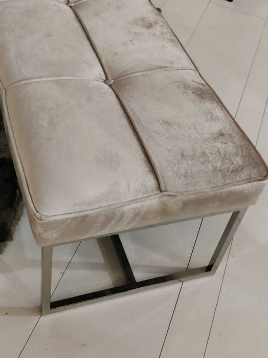 Banqueta em veludo bege
