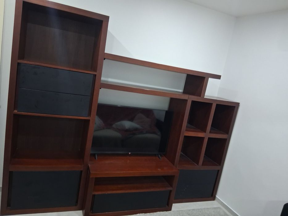 Estante de sala em bom estado