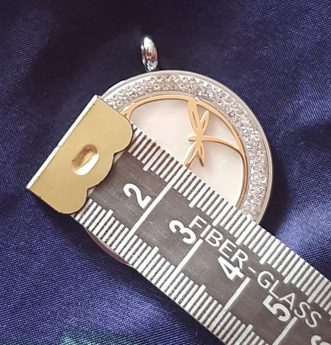 Medalhão em Aço, Madrepérola e zirconias.