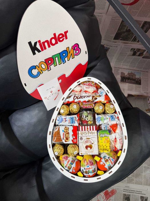 Подарунок до дня Валентина, солодощі в боксі Кіндер Сюрприз