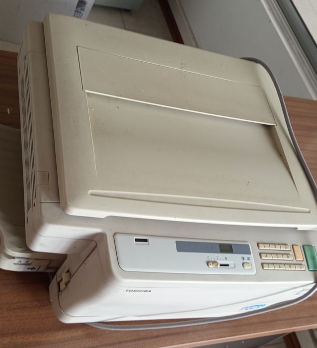 Lote de Escritório (Secretária Metálica Industrial e Fotocopiadora Toshiba) – Lousada
