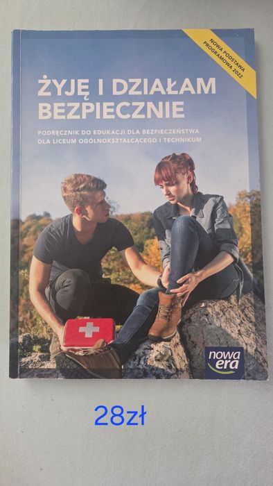Ksiazka do edukacji dla bezpieczeństwa Żyje o działam bezpiecznie  liceum klasa 1