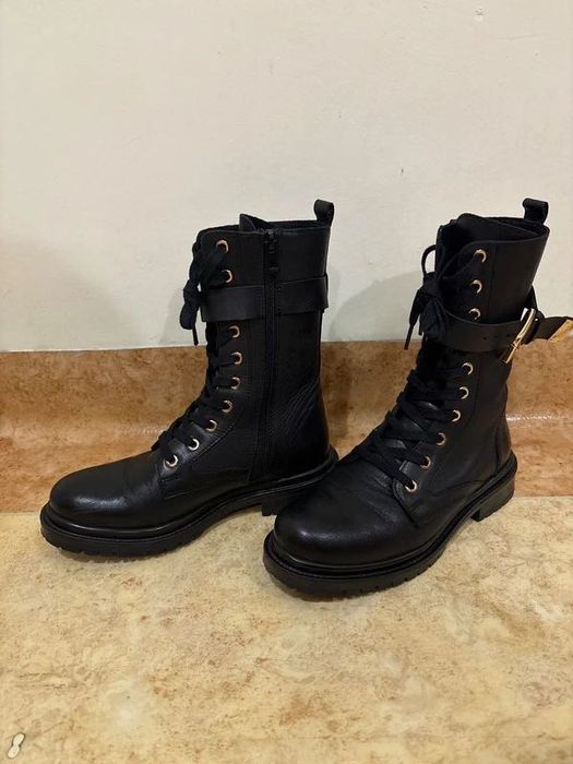 Wojas botki z ozdobną klamrą