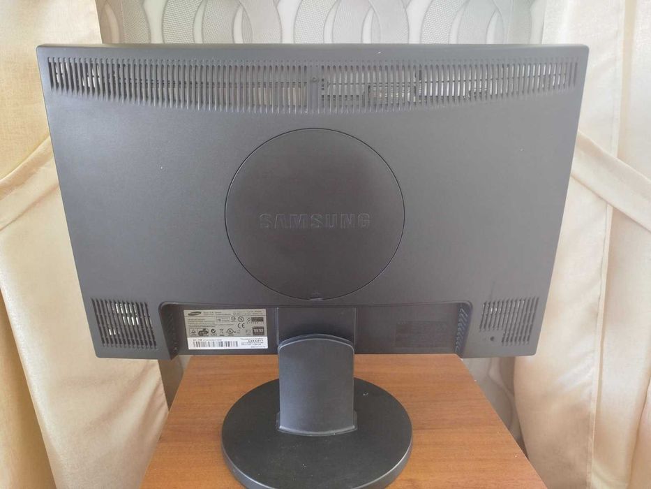 Samsung 2243NW, 22 дюйми.