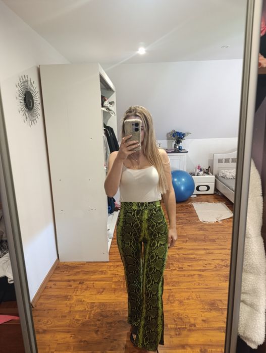 Spodnie legginsy poszerzane nogawki wężowy print nowe XS s