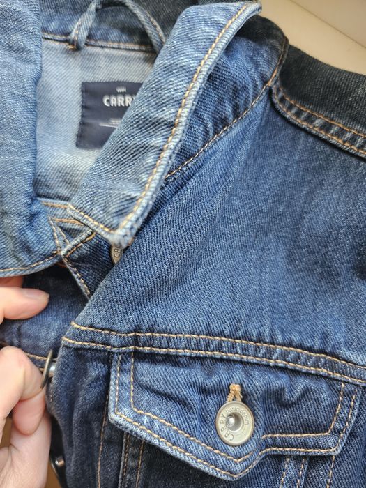 Klasyczna damska kurtka jeansowa marki Carry