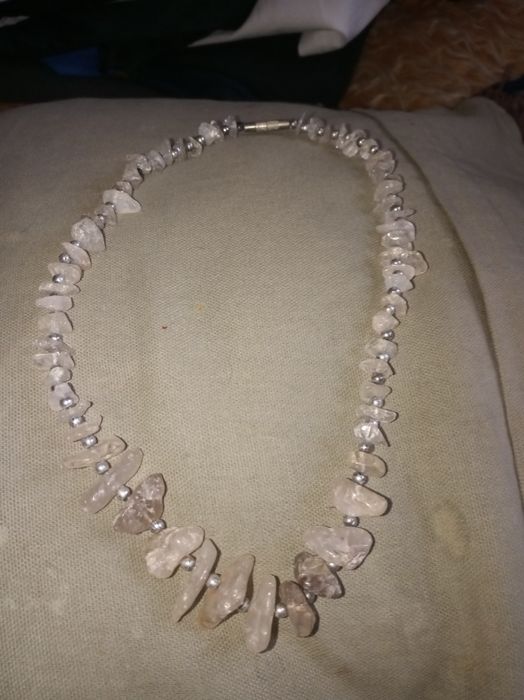 Naszyjnik z białych kamyków PRL
