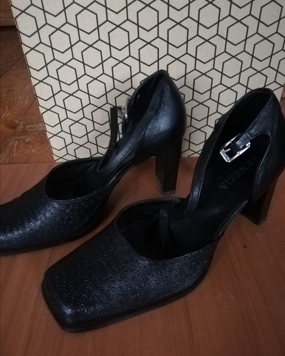 Sandały damskie Venezia rozm. 38 na słupku czarne