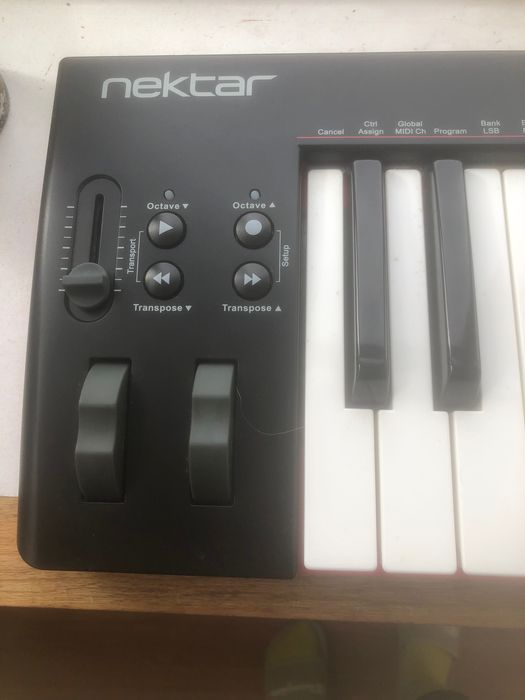 Controlador MIDI Nektar SE61