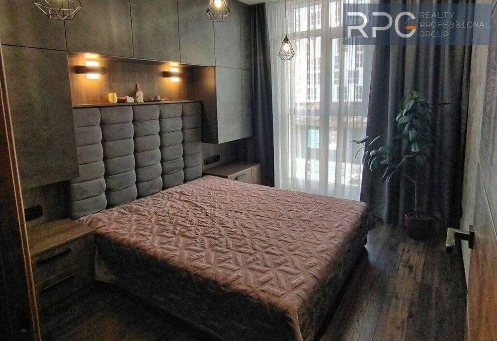 Дизайнерська квартира преміум-класу в самому центрі Крюківщини - заходь і живи! (вул. Одеська, 1)