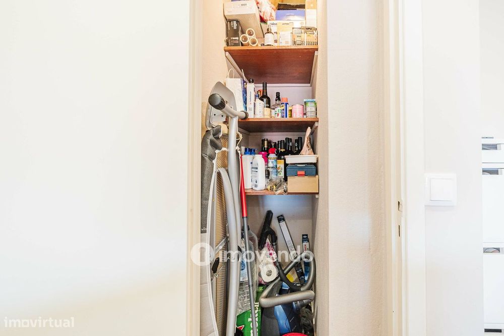 Apartamento T2 com boas áreas e muita luz natural, em Telheiras