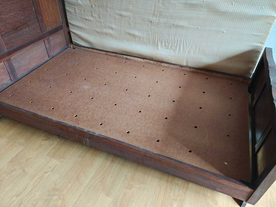 Cama antiga de solteiro em madeira