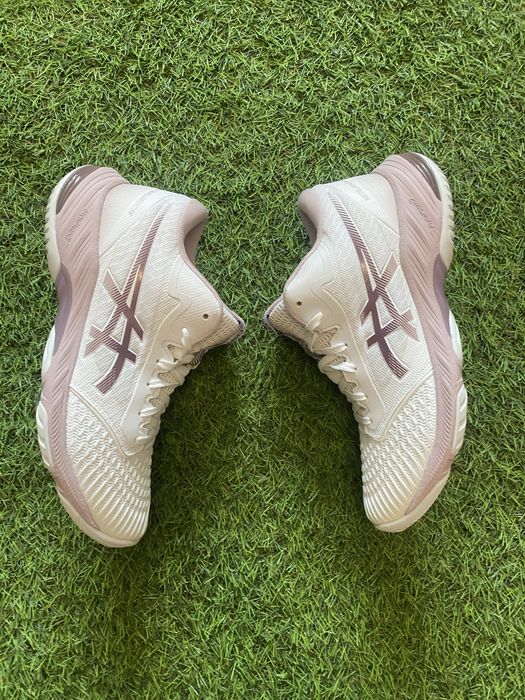 Волейбольні кросівки asics