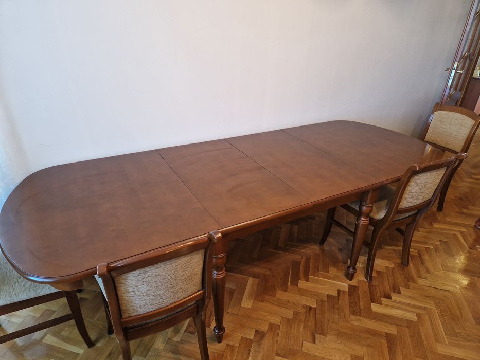 Stół z drewna z krzesłami