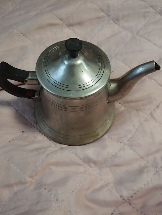 Stary czajnik z sygnaturą