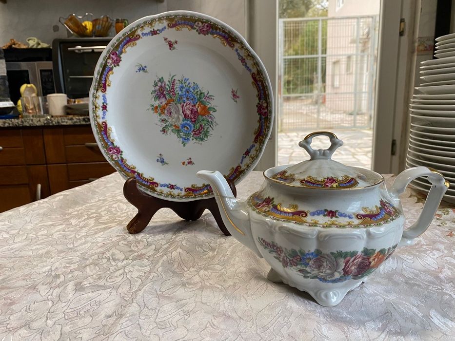 Prato decorativo em porcelana+Peça com tampa+Bule em cêramica decorati