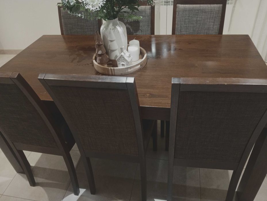 Mesa e cadeiras de sala de jantar usado como novo