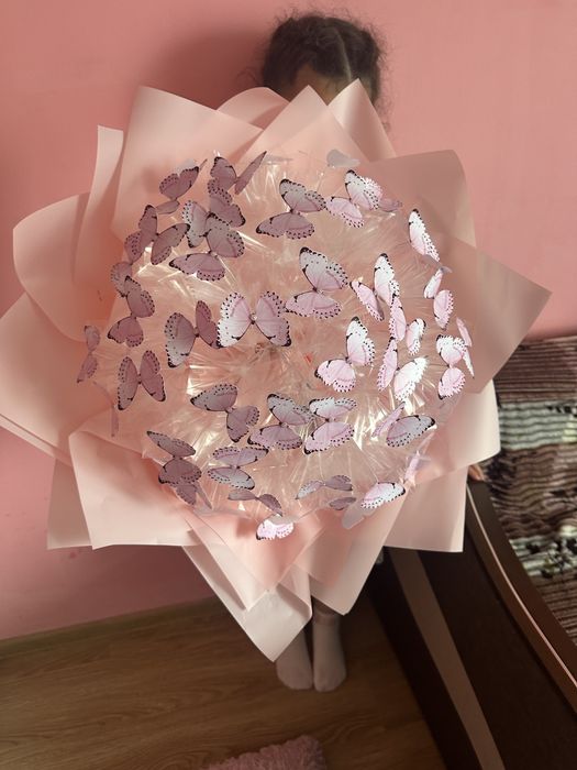Букет з метеликів з гіпсофілою